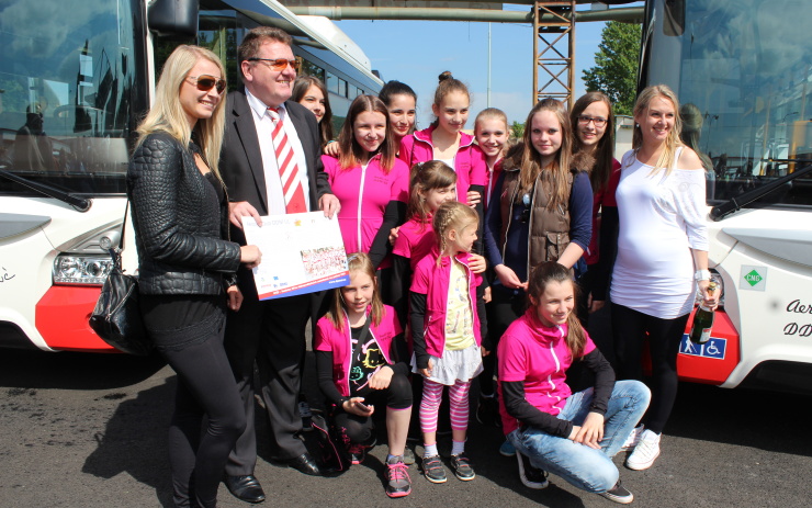 Za své sportovní úspěchy si vysloužily logo na voze s číslem 72 členky Aerobic klubu Domu dětí a mládeže. Foto: Petr Sochůrek